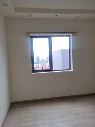 Room in 3.5 BHK Apartment at Ireo Skyon, Sector 60 – for Rent