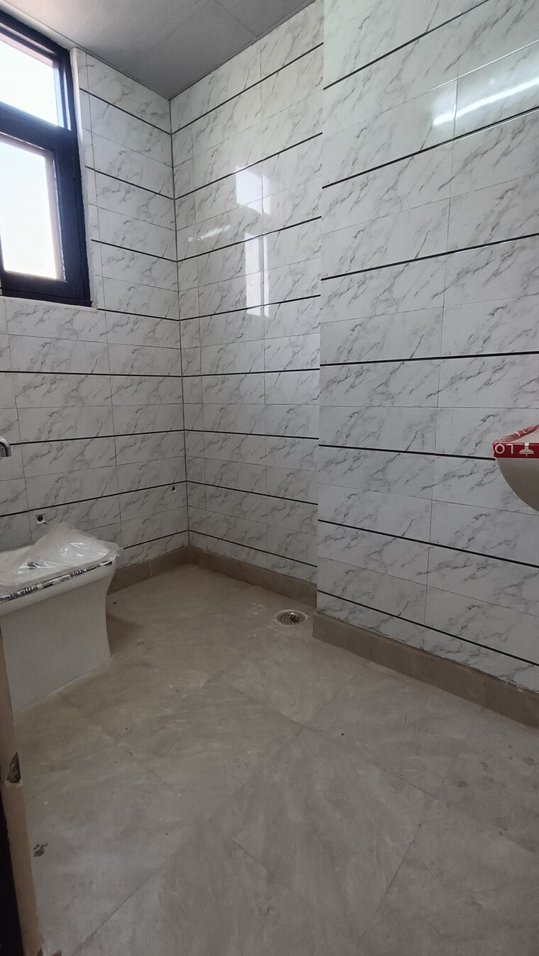 Bathroom, sector 73 2 Bedroom 900 Sq.Ft. Builder Floor In Sector 73 Noida 9012460