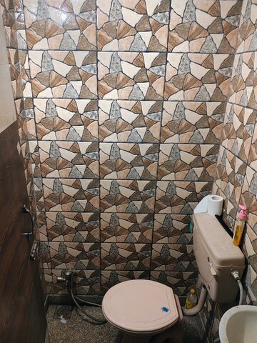 Bathroom in 1.5 BHK Builder Floor at Vasundhara Sector 2 – for Rent