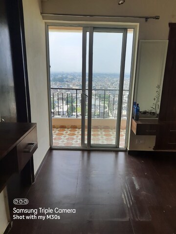 Room in 2 BHK Apartment at Landcraft Golflinks Plaza, Pandav Nagar – for Sale