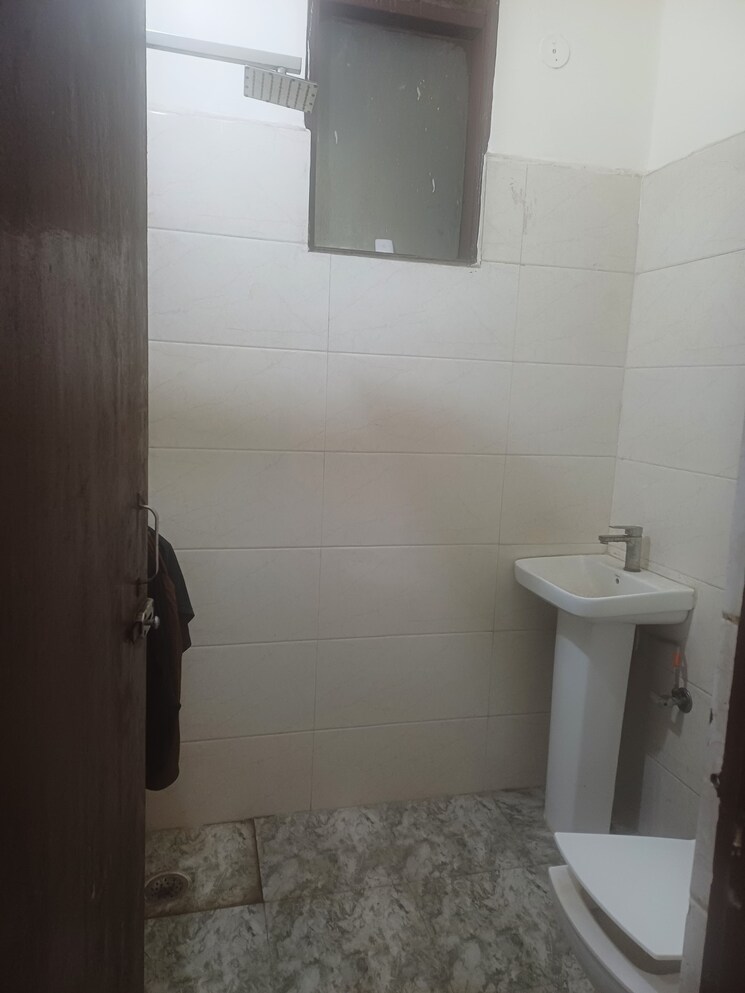Bathroom, vasundhara sector 3 2 Bedroom 65 Sq.Mt. Builder Floor In Vasundhara Sector 3 Ghaziabad 9012549