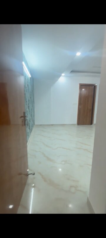 Room in 2 BHK Builder Floor at Knowledge Park V Greater Noida – for Rent