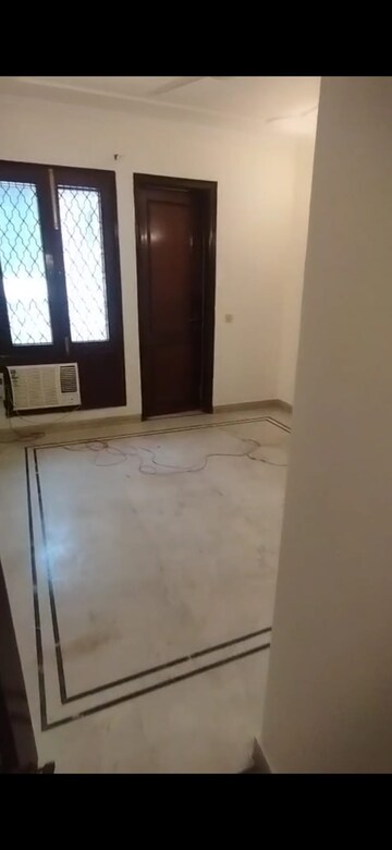 Room in 4 BHK Apartment at Sarvodaya Enclave – for Rent