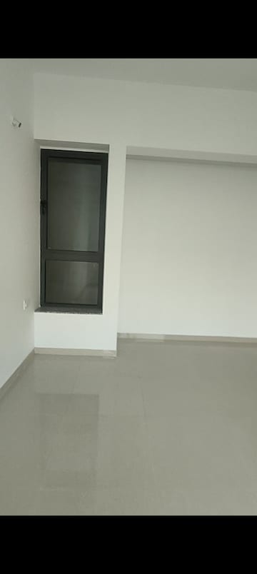 Room in 2 BHK Apartment at Kalpataru Immensa C, Kolshet Road – for Rent
