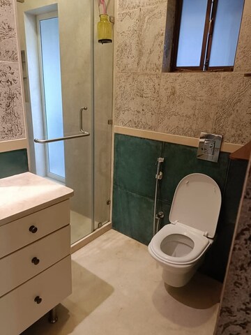 Master Bedroom in 2 BHK Apartment at Andheri West – for Rent
