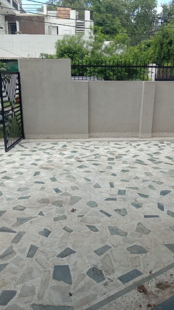 Room in 4 BHK Independent House at Raj Nagar – for Sale