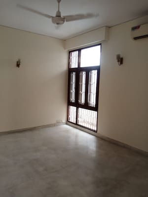 Room in 4 BHK Independent House at Maharani Bagh – for Sale