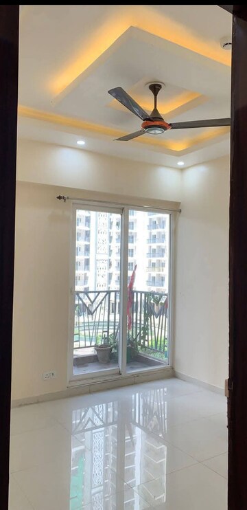 Room in 3 BHK Apartment at Gaur Saundaryam, Tech Zone 4 Greater Noida – for Rent
