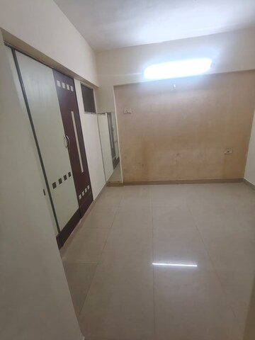 Room in 2 BHK Apartment at Evershine Oak, Mira Road – for Rent