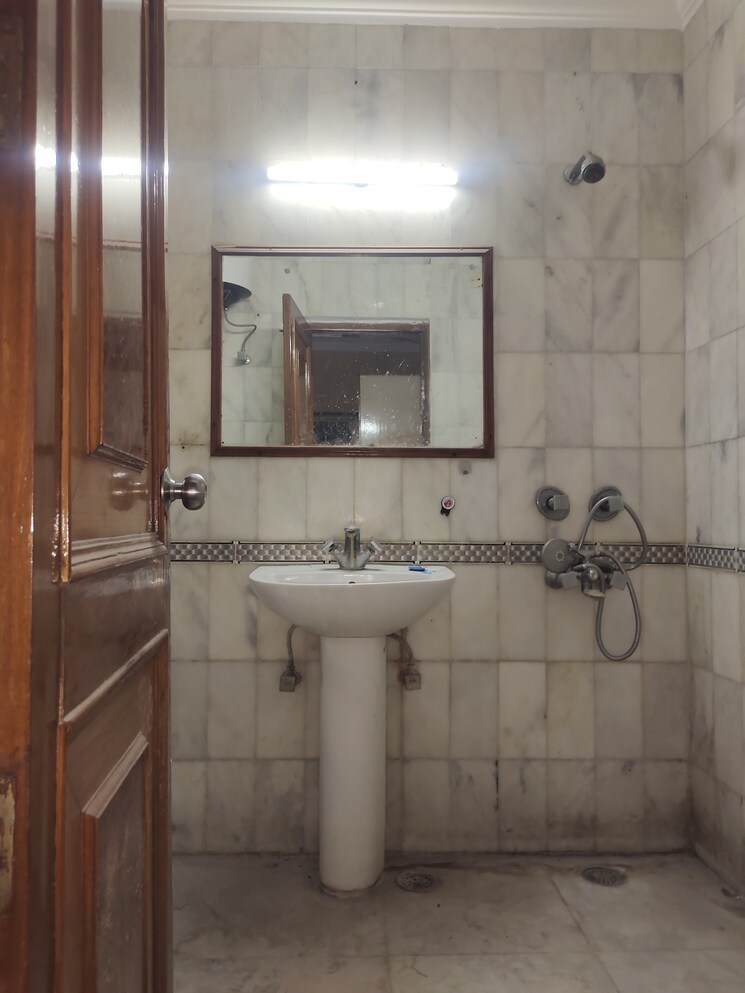 Bathroom, east of kailash 3 Bedroom 1800 Sq.Ft. Builder Floor In East Of Kailash Delhi 9013285