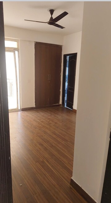 Room in 3 BHK Apartment at Aims Greens Avenue, Sector 4 Greater Noida – for Rent