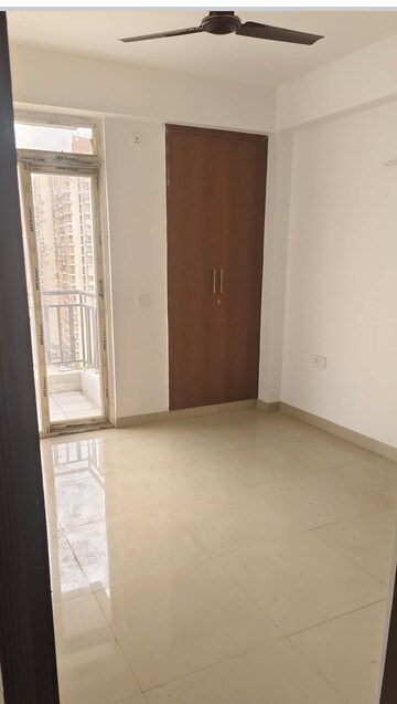 Room in 3 BHK Apartment at Aims Greens Avenue, Sector 4 Greater Noida – for Rent