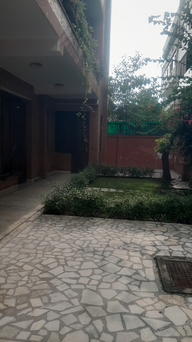 Balcony, unitech-south-city-ii 3 Bedroom 2750 Sq.Ft. Builder Floor In Sector 50 Gurgaon 9013385