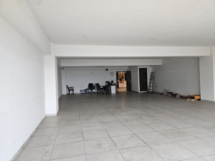  Parking, science city Commercial Office Space 2400 Sq.Ft. In Science City Ahmedabad 9013553