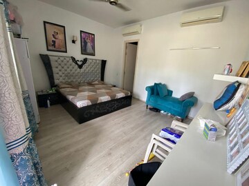 Living Room in 2.5 BHK Builder Floor at Auram Floor, South City 2 – for Rent