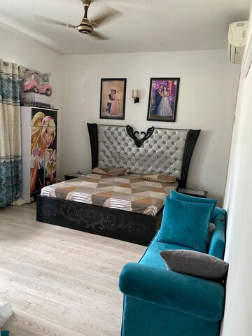 Bedroom in 2.5 BHK Builder Floor at Auram Floor, South City 2 – for Rent