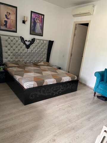 Bedroom in 2.5 BHK Builder Floor at Auram Floor, South City 2 – for Rent