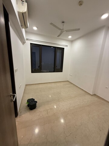 Room in 2 BHK Apartment at Lodha The Park, Worli – for Rent