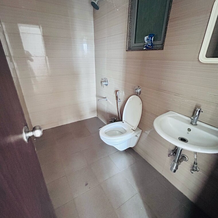 Bathroom, amanora-future-towers 3 Bedroom 1800 Sq.Ft. Apartment In Amanora Park Town Pune 9013885