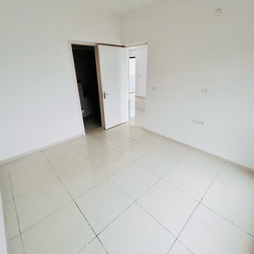 Room in 2 BHK Apartment at Amanora Gold Towers, Amanora Park Town – for Sale