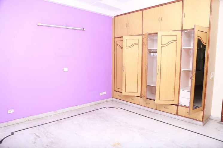 Room, sector 19 3 Bedroom 250 Sq.Mt. Independent House In Sector 19 Noida 9014050