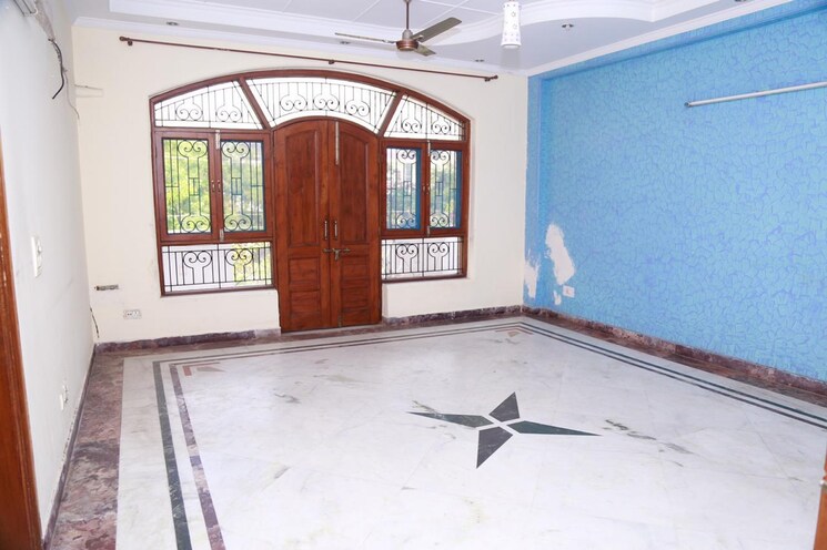 Room, sector 19 3 Bedroom 250 Sq.Mt. Independent House In Sector 19 Noida 9014050