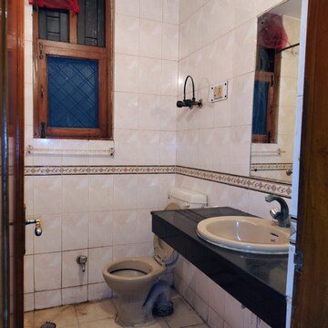Bathroom in 3 BHK Builder Floor at Sector 40 – for Rent