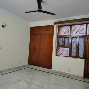 Room in 3 BHK Builder Floor at Sector 40 – for Rent