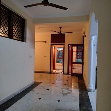 Room in 3 BHK Builder Floor at Sector 40 – for Rent