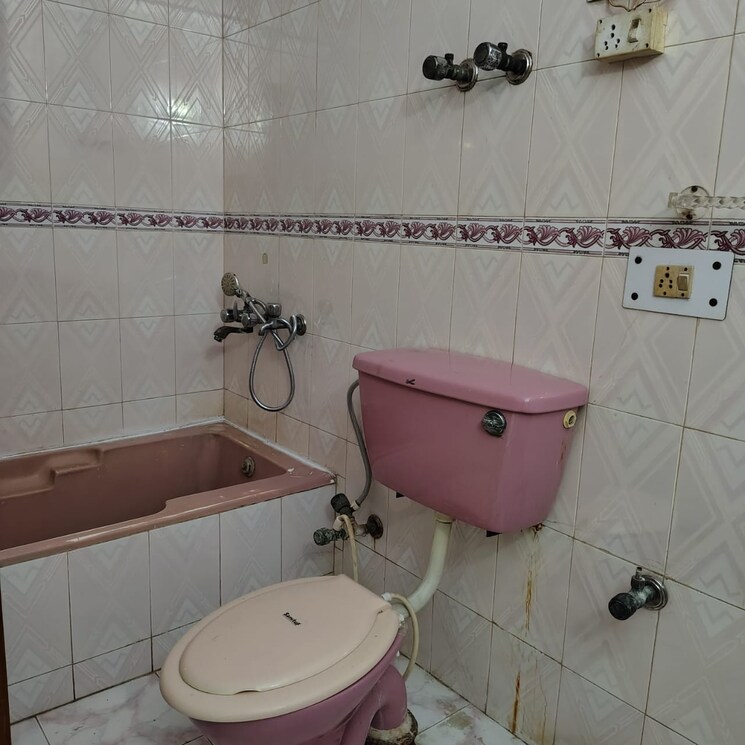 Bathroom, sector 40 3 Bedroom 3500 Sq.Ft. Builder Floor In Sector 40 Noida 9014121