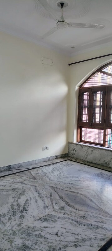 Room in 2.5 BHK Villa at Sector 48 – for Rent