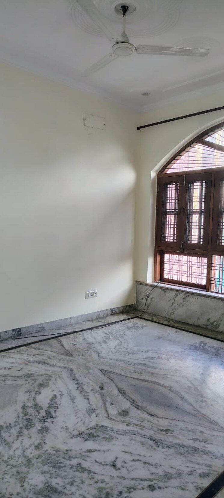 Room, sector 48 2.5 Bedroom 1800 Sq.Ft. Villa In Sector 48 Noida 9014174