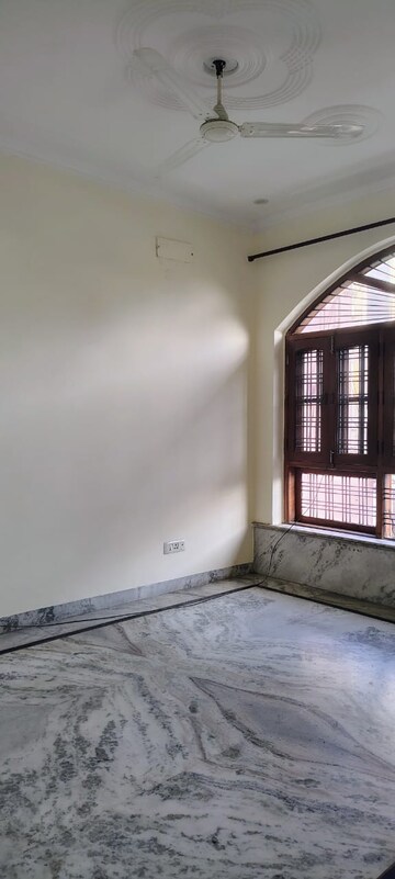 Room in 2.5 BHK Villa at Sector 48 – for Rent