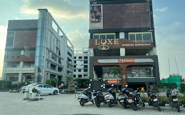 Showroom For Sale in Roselyn Square, International Airport Road