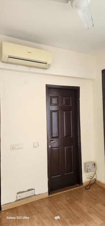 Furnished Amenities in 3 BHK Apartment at Unitech Harmony, Sector 50 – for Rent