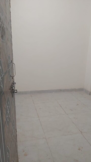 Room in 2.5 BHK Builder Floor at Mayur Vihar – for Rent