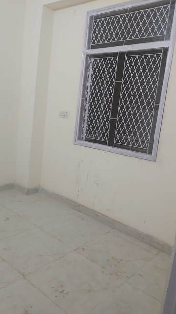 Room in 2.5 BHK Builder Floor at Mayur Vihar – for Rent