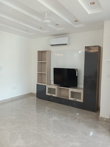 Room in 3 BHK Builder Floor at Sector 50 – for Rent