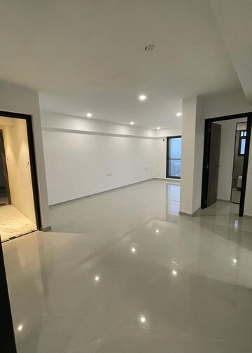 Room in 2 BHK Apartment at Versova – for Rent