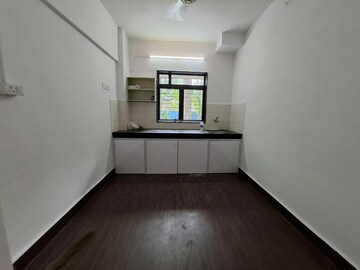 Room in 2 BHK Apartment at DLH Sorrento, Veera Desai Road – for Rent
