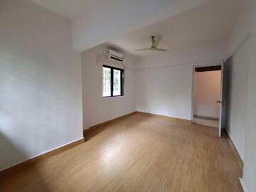 Room in 2 BHK Apartment at DLH Sorrento, Veera Desai Road – for Rent