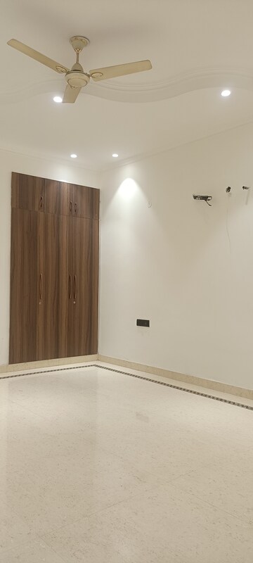 Room in 5 BHK Villa at Sector 50 – for Rent