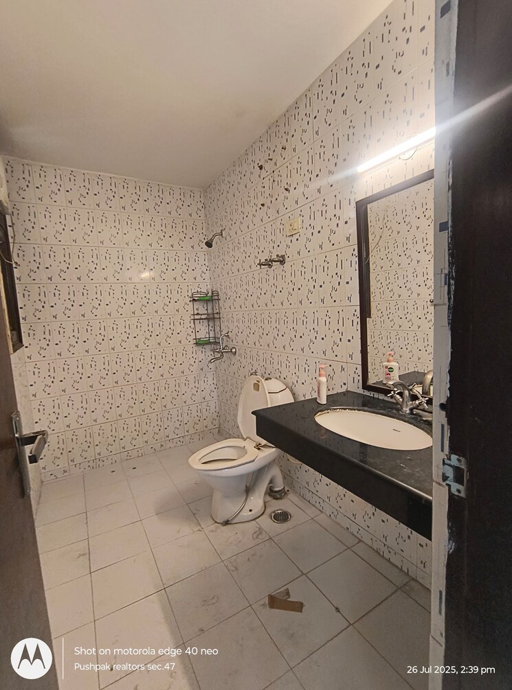 Bathroom, tarun-cghs 3 Bedroom 2000 Sq.Ft. Apartment In Sector 47 Gurgaon 9014688