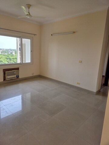 Room in 3 BHK Apartment at Omicron Iii Greater Noida – for Rent