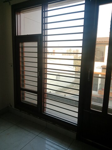 Room in 1.5 BHK Builder Floor at Huda – for Rent