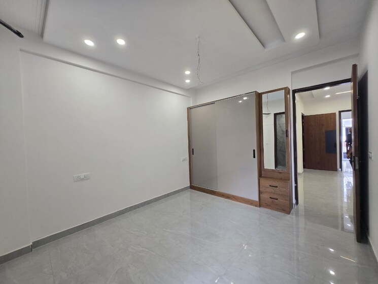 Room, ambala highway 3 Bedroom 132 Sq.Yd. Apartment In Ambala Highway Zirakpur 9014901