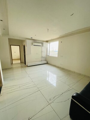 Room in 3 BHK Apartment at Sector 91 – for Sale