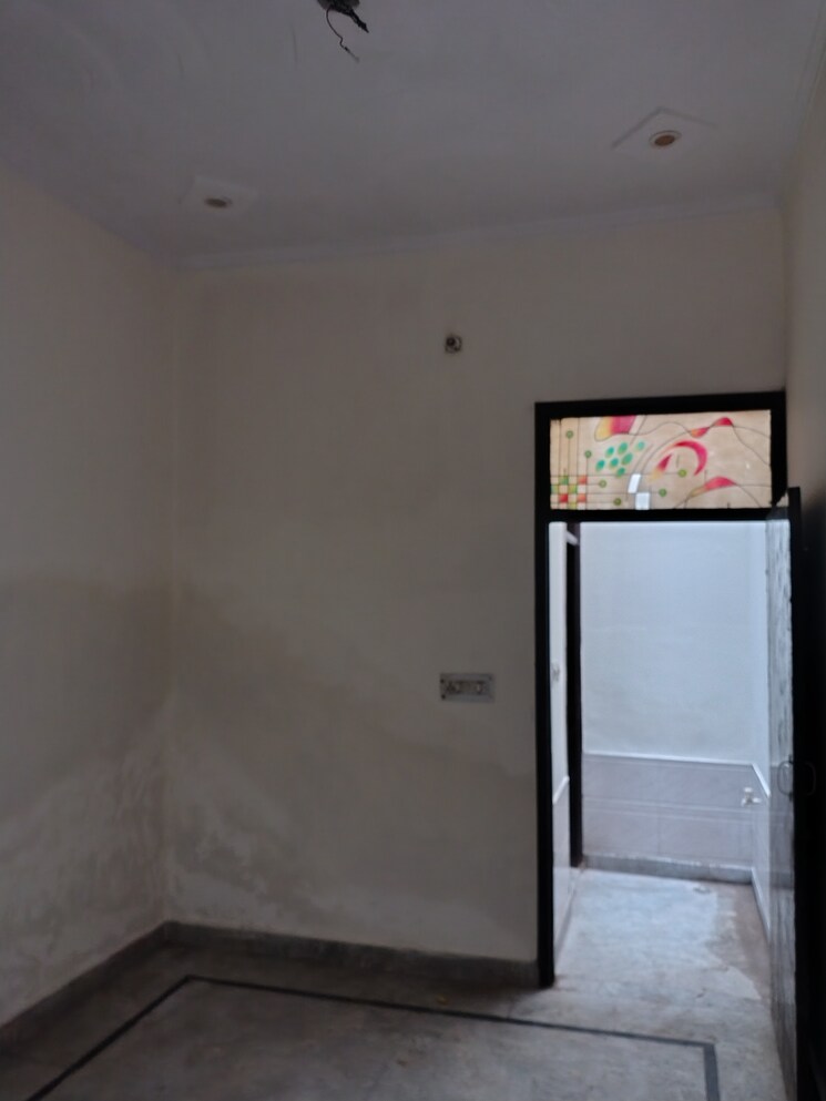 Room, parvatiya colony 2.5 Bedroom 50 Sq.Yd. Independent House In Parvatiya Colony Faridabad 9014921