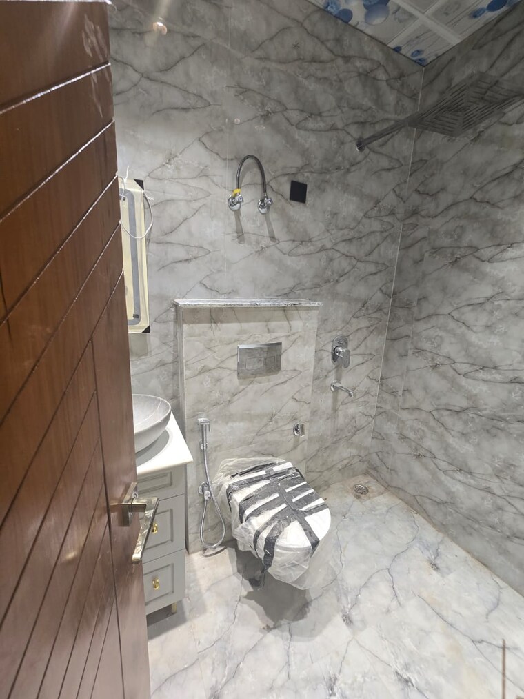 Bathroom, vasundhara sector 5 4 Bedroom 288 Sq.Mt. Builder Floor In Vasundhara Sector 5 Ghaziabad 9014979