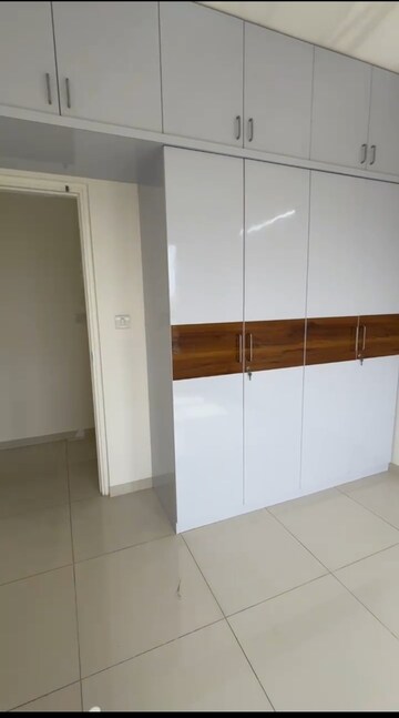 Room in 3 BHK Apartment at Godrej Aqua, International Airport Road – for Rent